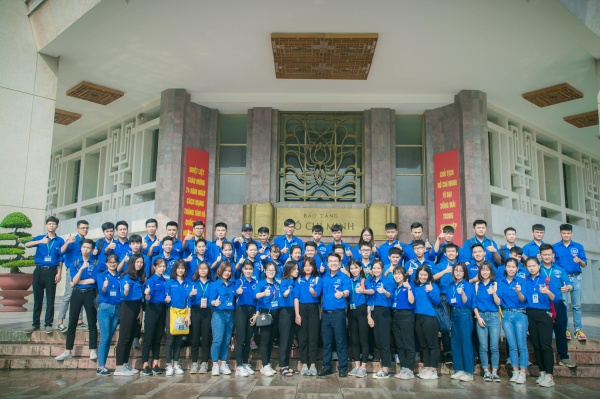 Đoàn chụp ảnh lưu niệm tại Bảo tàng Hồ Chí Minh