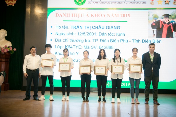 GS.TS. Phạm Văn Cường và ông Bùi Minh Sơn trao học bổng cho sinh viên thủ khoa, á khoa tuyển sinh đại học năm 2019