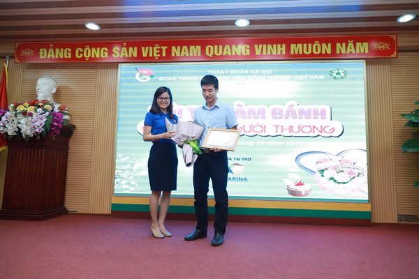 Đồng chí Đỗ Thị Kim Hương – Tặng quà cảm ơn công ty Farina đã đồng hành cùng hội thi