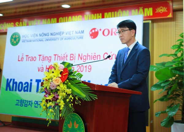 Ông Choi Bom Rim – Giám đốc quỹ từ thiện Orion phát biểu tại buổi lễ   