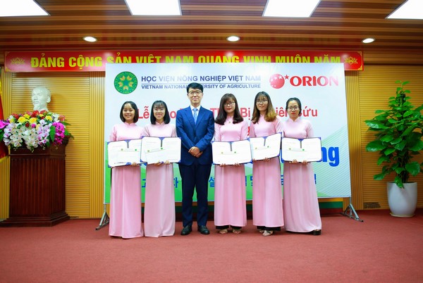 Tập đoàn Orion Hàn Quốc trao tặng các suất học bổng cho sinh viên, tập thể chi đoàn có thành tích học tập, hoạt động xuất sắc