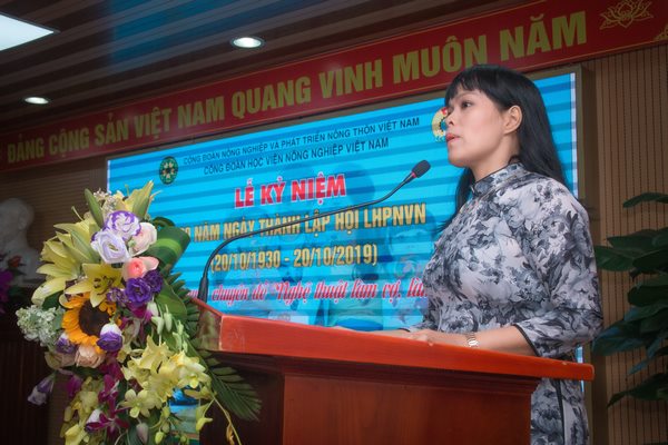 Nói chuyện chuyên đề chào mừng ngày thành lập Hội Liên hiệp Phụ nữ Việt Nam 20/10 “Nghệ thuật làm vợ, làm mẹ” Bà Trương Thị Thu Hạnh – Trưởng ban Nữ công, Công đoàn Học viện đọc diễn văn kỷ niệm Ngày thành lập Hội Liên hiệp Phụ nữ Việt Nam 20/10