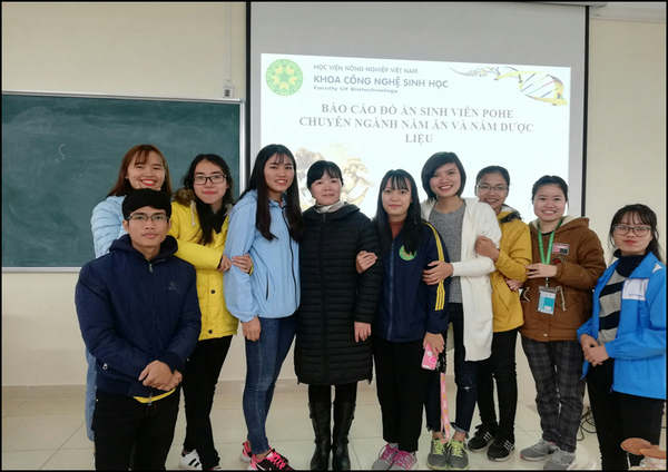 Minh Nguyệt (áo nâu) cùng cô giáo và các bạn trong khoa