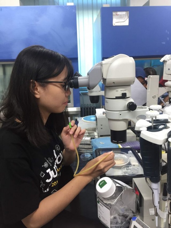 Ngọc Thảo thực hành tại phòng thí nghiệm sinh học phân tử trong chương trình GKS tại Hàn Quốc (2018)