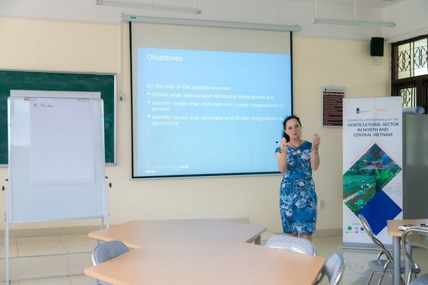 Dự án OKP - Hà Lan: Khoá tập huấn phương pháp giảng dạy Nghiên cứu tình huống của Đại học Kinh doanh Harvard Bà Monika Sopov - Giới thiệu về mục tiêu lớp tập huấn