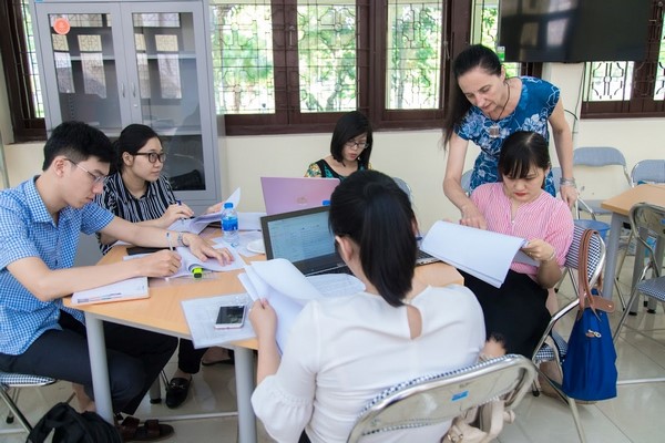 Dự án OKP - Hà Lan: Khoá tập huấn phương pháp giảng dạy Nghiên cứu tình huống của Đại học Kinh doanh Harvard Giảng viên hướng dẫn học viên tại lớp tập huấn