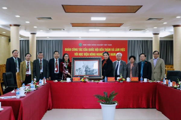 Đoàn công tác của Quốc hội tặng quà lưu niệm cho Học viện Nông nghiệp Việt Nam 