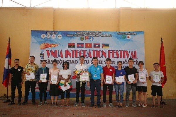 LHS nhận giấy khen trong ngày hội Giao lưu sinh viên Quốc tế VNUA Intergration Day 2019