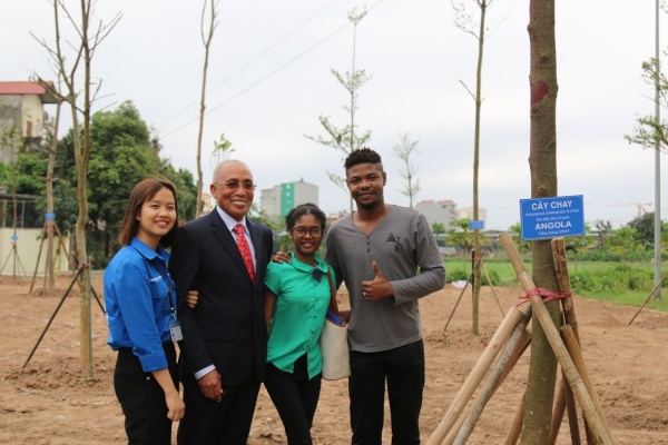 LHS Angola chụp ảnh với Đại sứ Angola tại Việt Nam tại Lễ Trồng cây lưu niệm trong khuôn khổ Lễ Tôn vinh các tổ chức, cá nhân có nhiều đóng góp vào sự nghiệp giáo dục và đào tạo của Học viện