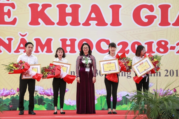 GS.TS. Nguyễn Thị Lan – Bí thư Đảng ủy, Giám đốc Học viện tặng hoa và giấy  khen cho các thí sinh thủ khoa vào Học viện    4.