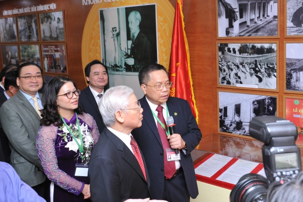 Tổng Bí thư, Chủ tịch nước Nguyễn Phú Trọng tham quan và ghi sổ lưu niệm tại Phòng truyền thống của Học viện