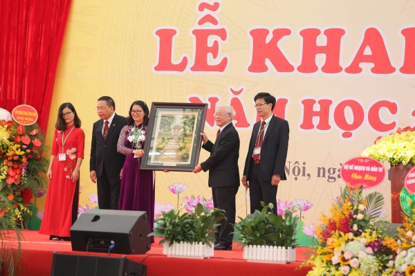 Tổng Bí thư, Chủ tịch nước Nguyễn Phú Trọng trao tặng bức tranh cho Học viện Nông nghiệp Việt Nam